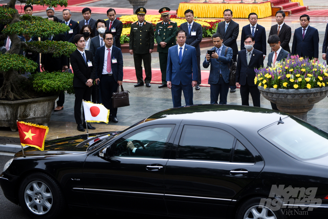 Các thành viên Chính phủ hướng về xe chở tân Thủ tướng Nhật Bản Suga Yoshihide vào Phủ Chủ tịch, nơi diễn ra lễ đón chính thức.
