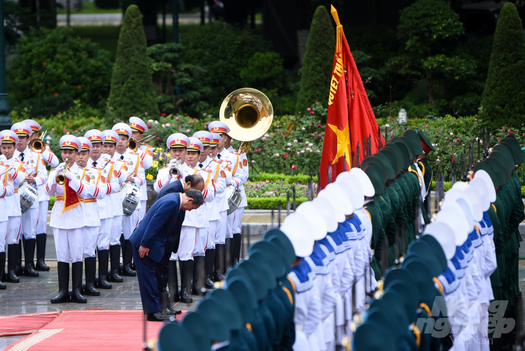 Đây là chuyến thăm nước ngoài đầu tiên của Thủ tướng Suga, diễn ra một tháng sau khi nhậm chức (16/9) và là lần thứ 2 liên tiếp, Thủ tướng mới của Nhật Bản chọn Việt Nam là nước đi thăm đầu tiên sau khi nhậm chức.