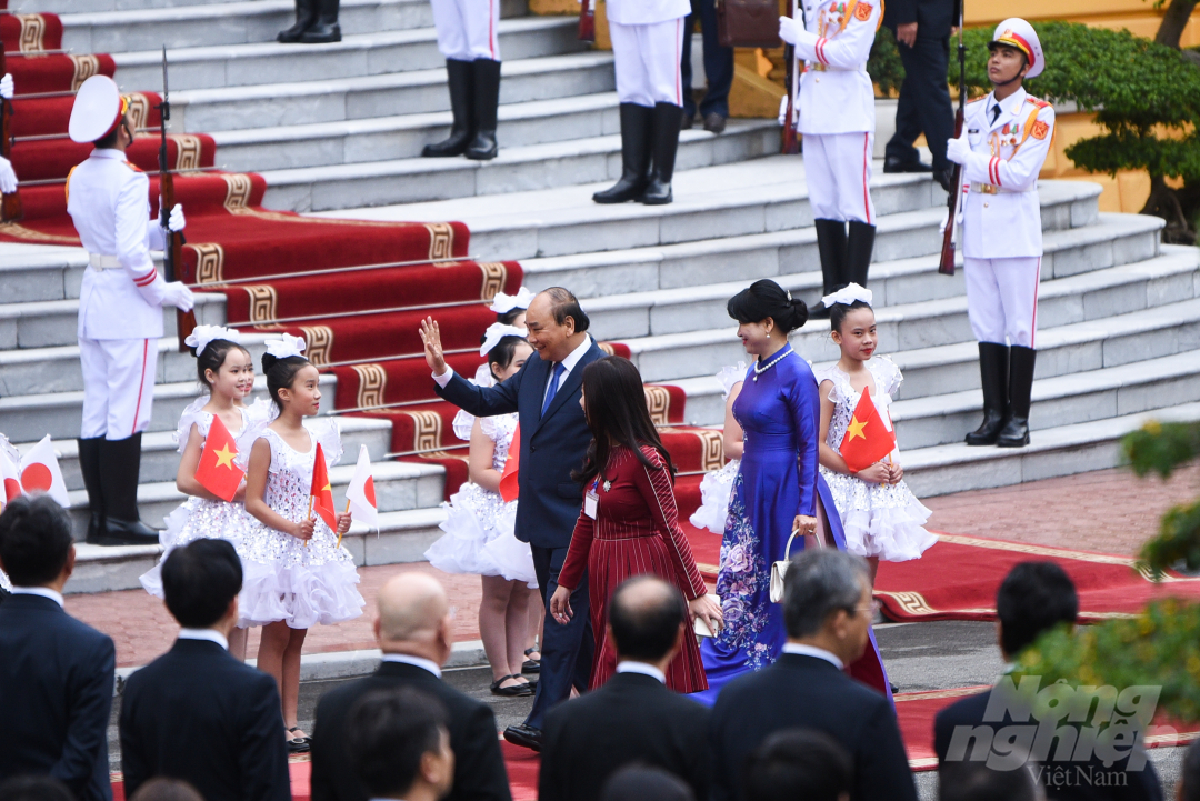 Thủ tướng Nguyễn Xuân Phúc và phu nhân chuẩn bị trước lễ đón chính thức tân Thủ tướng Nhật Bản Suga Yoshihide.