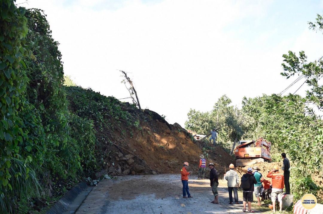 Giao thông bị chia cắt do đất đá trên đường vào hiện trường vụ sạt lở ở Quảng Nam.