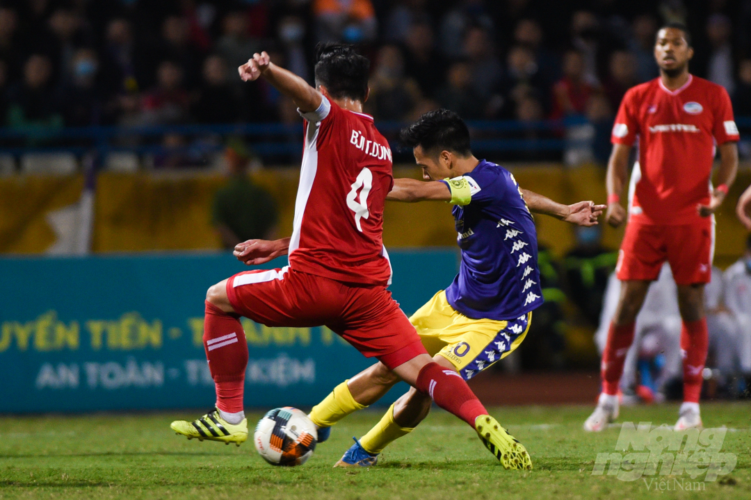 Ở trận đấu có tính chất bước ngoặt đến cuộc đua vô địch, song cả HLV Trương Việt Hoàng và Chu Đình Nghiêm đều muốn đội nhà chơi tấn công mạo hiểm, khiến nửa sau hiệp 1 trở thành bữa tiệc bóng đá tấn công, thay cho sự trầm lắng ở nửa đầu.
