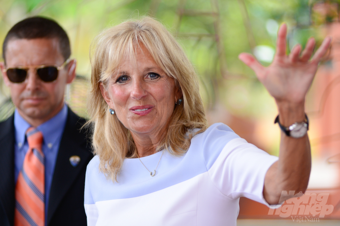 Bà Jill Biden sinh năm 1951 tại Hammonton, bang New Jersey, kết hôn với Phó Tổng thống Mỹ Joe Biden năm 1977. Bà Biden có bằng Tiến sỹ tại Đại học Delaware và từng giảng dạy môn tiếng Anh tại các trường trung học và đại học của Mỹ.