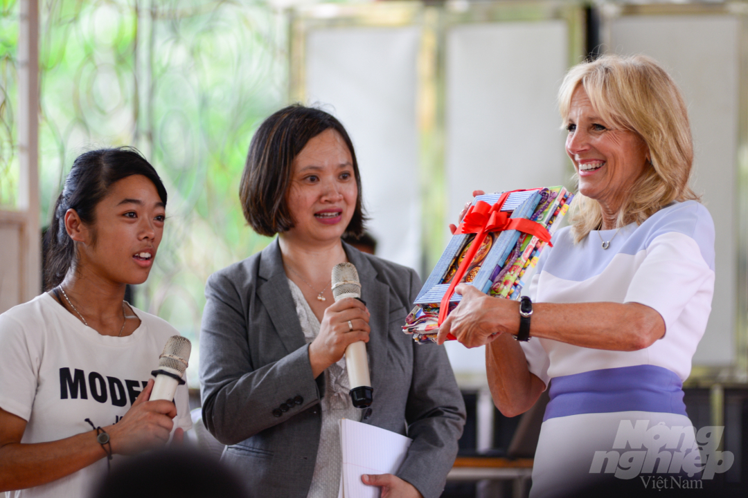 Bà Jill Biden cười rạng rỡ khi được nhận món quà từ tay các em nhỏ tại Trung tâm chữa bệnh – giáo dục – lao động xã hội số II.