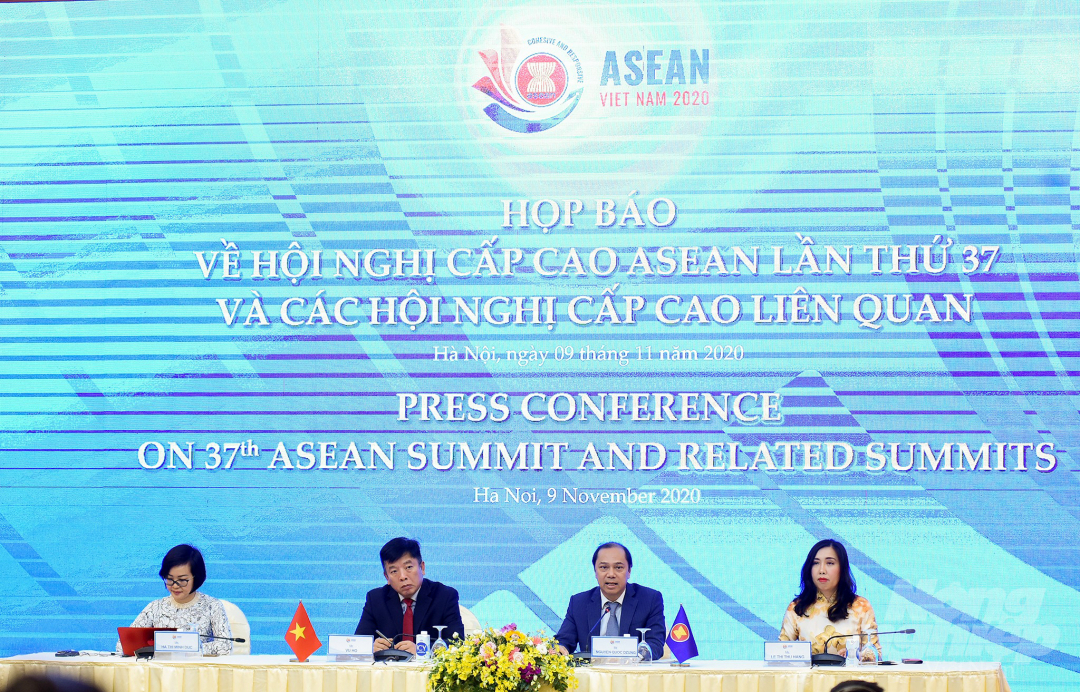 Họp báo về Hội nghị cấp cao ASEAN và các hội nghị liên quan chiều 9/11. Ảnh: Nguyễn Hồng.