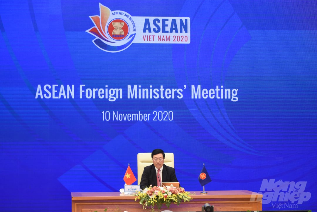 Phó Thủ tướng, Bộ trưởng Ngoại giao Phạm Bình Minh chủ trì Hội nghị Bộ trưởng Ngoại giao ASEAN (AMM). Ảnh: Tùng Đinh.