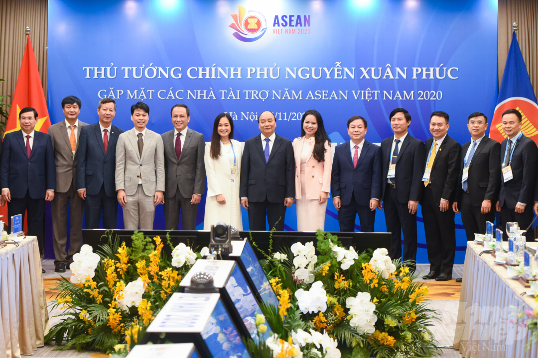 Thủ tướng chụp ảnh lưu niệm cùng các đại diện nhà tài trợ Hội nghị cấp cao ASEAN 37 và các hội nghị liên quan. Ảnh: Tùng Đinh.