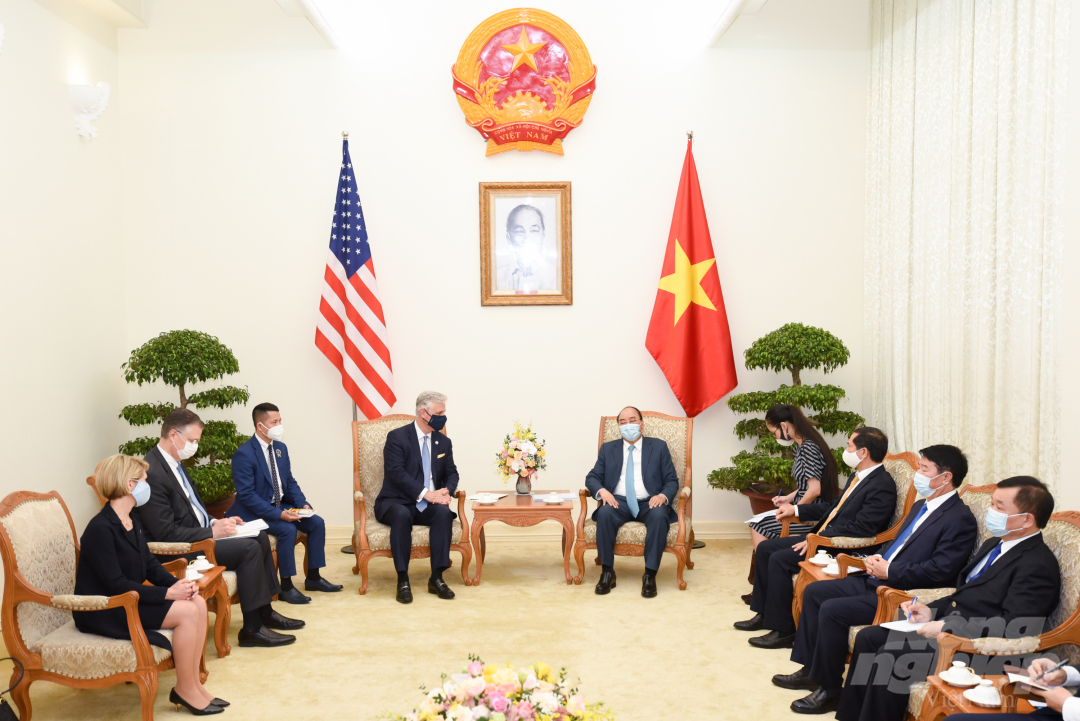 Thủ tướng Nguyễn Xuân Phúc trao đổi với Cố vấn an ninh Quốc gia Mỹ Robert O’Brien chiều 21/11. Ảnh: Tùng Đinh.