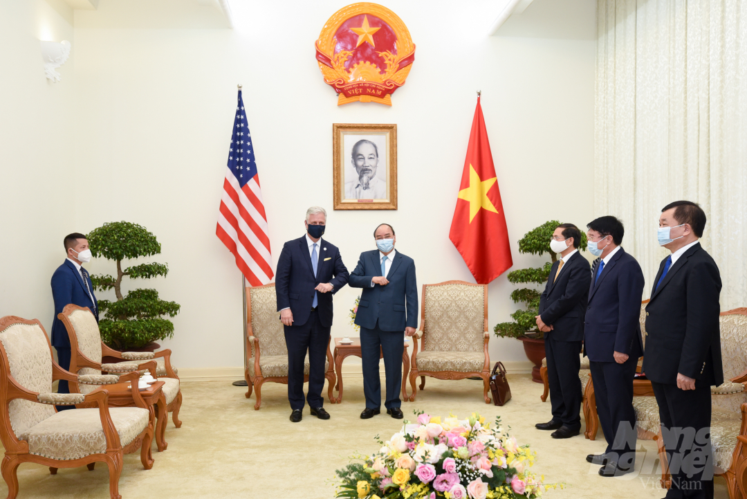 Thủ tướng Nguyễn Xuân Phúc và Cố vấn an ninh Quốc gia Mỹ chào nhau bằng cách đụng tay. Ảnh: Tùng Đinh.