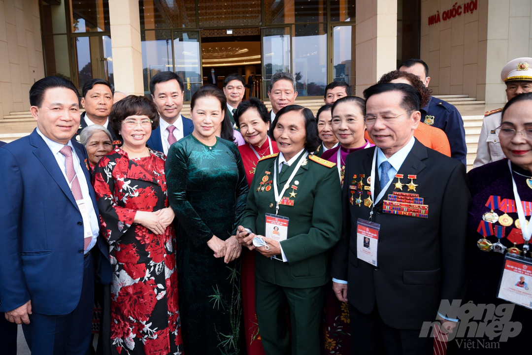 Chủ tịch Quốc hội Nguyễn Thị Kim Ngân chụp ảnh lưu niệm với một số đại biểu sau buổi gặp mặt. Ảnh: Tùng Đinh.