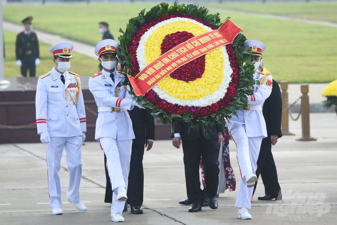 Vòng hoa viếng Chủ tịch Hồ Chí Minh của Đoàn đại biểu Đại hội thi đua yêu nước toàn quốc lần thứ X được dâng lên trong lễ viếng sáng 9/12.