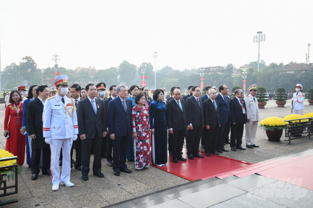 Thủ tướng Nguyễn Xuân Phúc, Chủ tịch Hội đồng Thi đua - Khen thưởng ương dẫn đầu Đoàn đại biểu dự Đại hội Thi đua yêu nước toàn quốc lần thứ X đặt vòng hoa và vào Lăng viếng Chủ tịch Hồ Chí Minh.