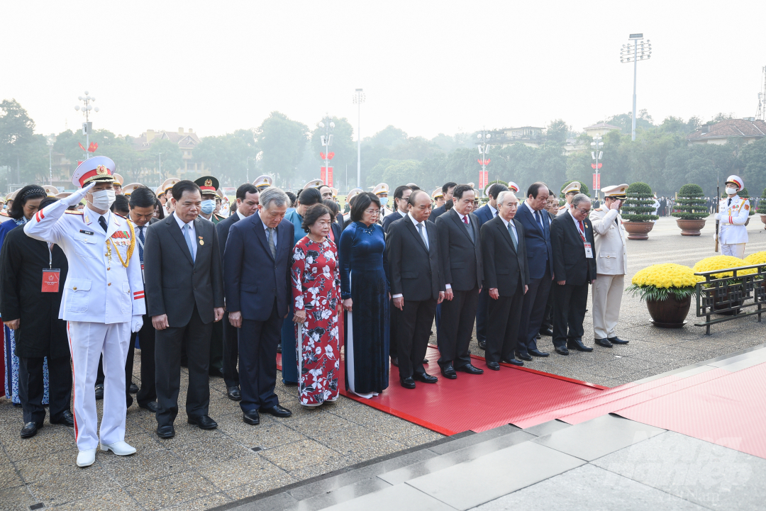 Thủ tướng Nguyễn Xuân Phúc, Chủ tịch Hội đồng Thi đua - Khen thưởng ương dẫn đầu Đoàn đại biểu dự Đại hội Thi đua yêu nước toàn quốc lần thứ X thực hiện phút mặc niệm trước lễ viếng.
