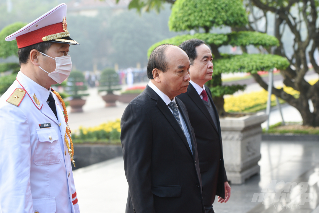 Thủ tướng Nguyễn Xuân Phúc dẫn đầu đoàn đại biểu vào viếng Lăng Chủ tịch Hồ Chí Minh.