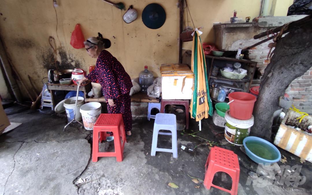 Mẹ liệt sỹ Đinh Thị Xoan và nơi bán hàng nước đầu phố 217 Trần Phú, Hà Đông. Ảnh: Tùng Đinh.