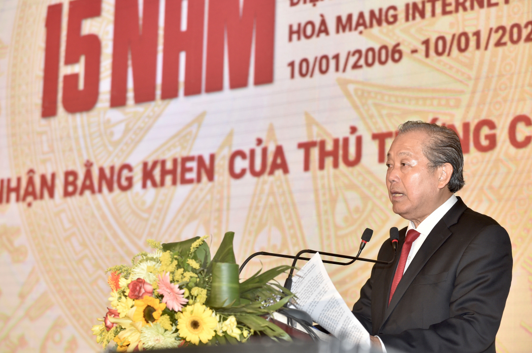 Phó Thủ tướng Thường trực Chính phủ Trương Hoà Bình phát biểu tại Lễ kỷ niệm 15 năm Cổng TTĐT Chính phủ hoà mạng internet toàn cầu. Ảnh: VGP.