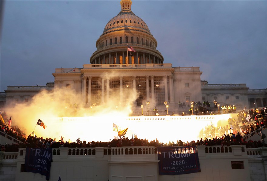 Hình ảnh hỗn loạn chưa từng thấy tại Điện Capitol - Trụ sở Quốc hội Mỹ.