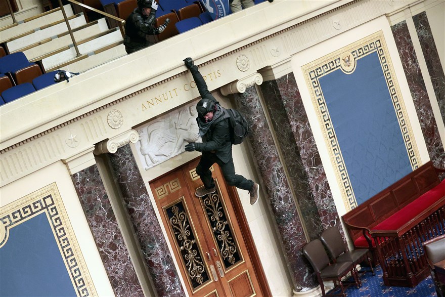 Một người bạo động đu mình trên hành lang Phòng Thượng viện.