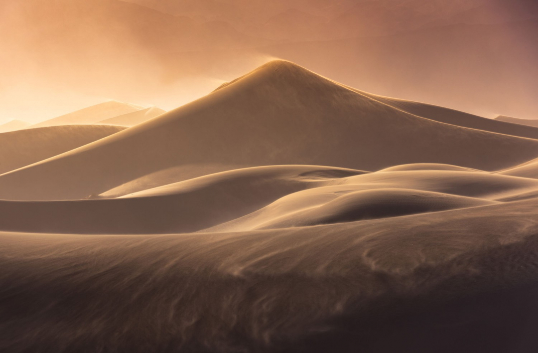 Cát cuộn trên sa mạc ở California, Mỹ.