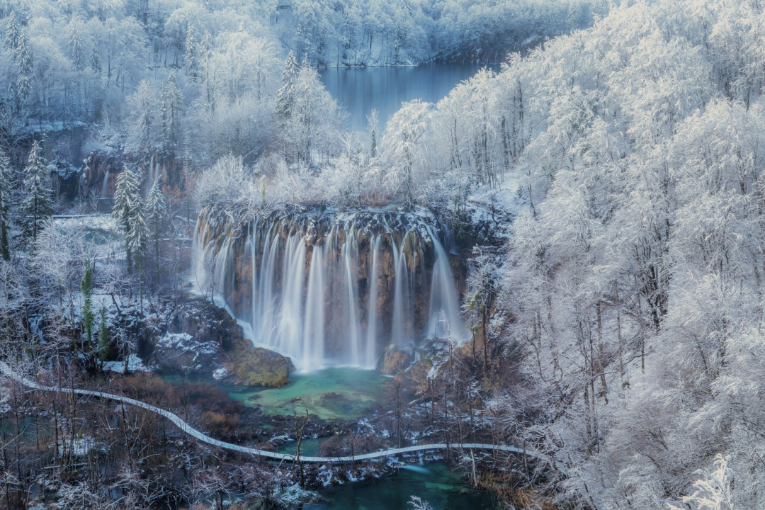 Phong cảnh trong mùa đông ở Công viên Quốc gia Plitvice, Croatia.