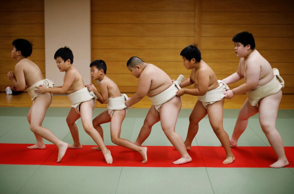 Kyuta khởi động cùng các bé trai khác trước khi vào buổi tập chính ở câu lạc bộ sumo Komatsuryu.