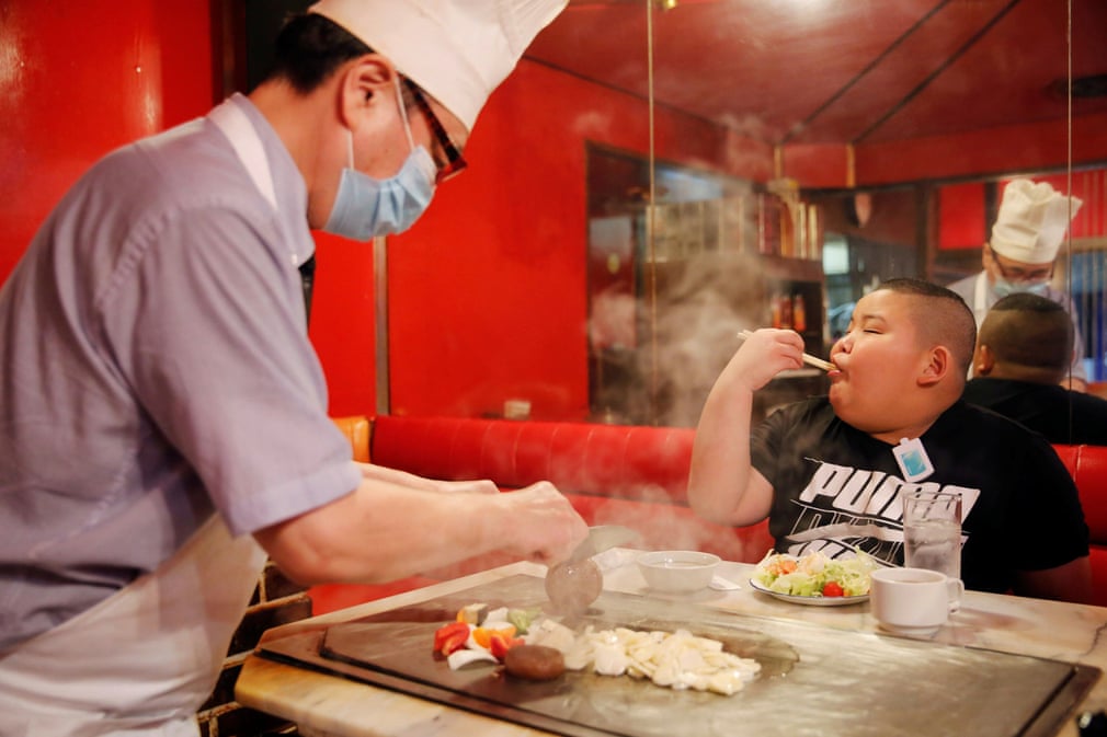 Kyuta thưởng thức món bít tết được cha mua cho trong một nhà hàng ở Tokyto. Mỗi ngày em tiêu thụ khoảng 2.700-4000 cal, bao gồm sữa và nhiều thức ăn giàu protein.