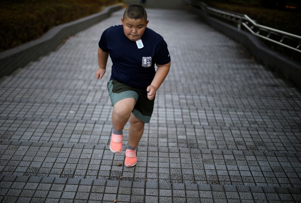 Kyuta luyện tập bằng cách chạy vượt các bậc cầu thang ở Tokyo.