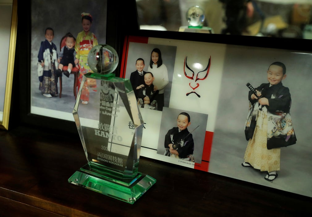 Cúp vô địch được bày cạnh những tấm ảnh của gia đình Kyuta.