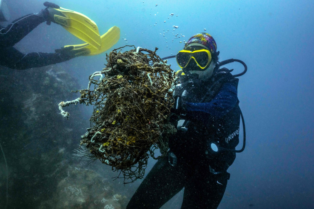 Lưới đánh cá bỏ đi được thu gom từ đáy biển ngoài khơi tỉnh Chonburi, Thái Lan để làm các dụng cụ phòng chống dịch Covid-19.
