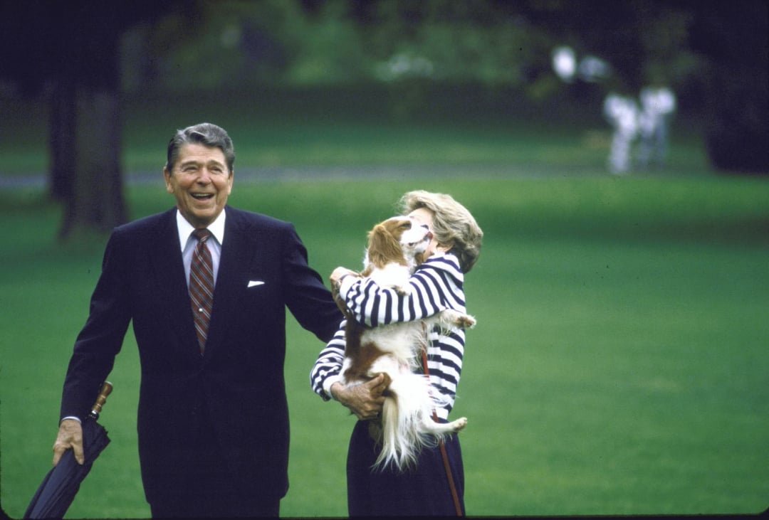 Tổng thống Ronald Reagan và phu nhân chơi đùa cùng chú chó cưng Rex.