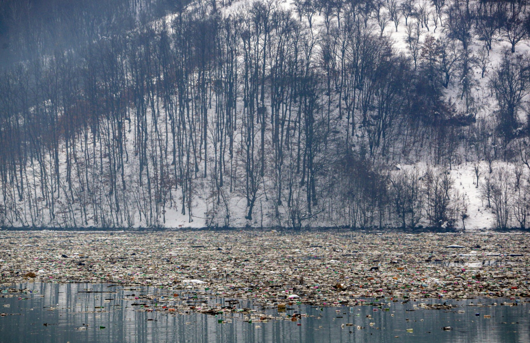 Tình hình cũng tồi tệ tương tự ở vùng lãnh thổ Kosovo, nơi chỉ có 50% trong số 1,8 triệu dân cư có cơ hội sử dụng các dịch vụ thu gom rác thải. Một báo cáo gần đây của chính quyền vùng này cho thấy số lượng bãi rác bất hợp pháp tăng 60% từ năm 2017 đến năm 2019.