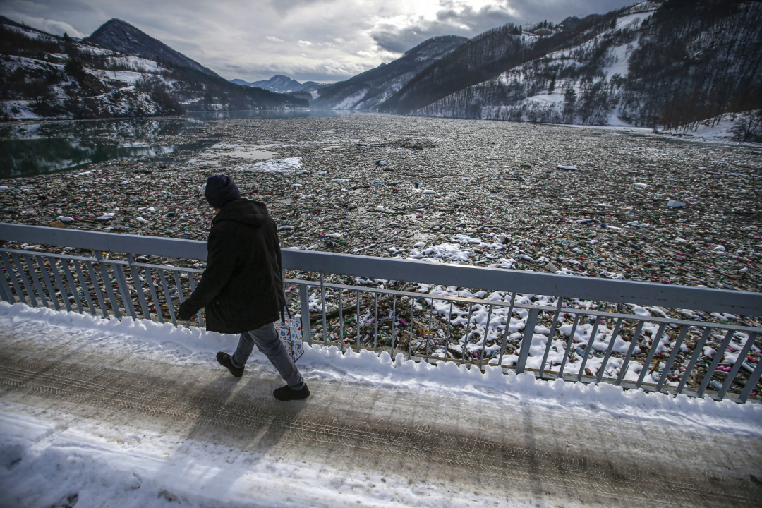 Tại Serbia, quốc gia có nguyện vọng gia nhập Liên minh châu Âu, hoạt động thu gom rác diễn ra thường xuyên hơn, song việc phân loại rác thải còn hạn chế, làm gia tăng nguy cơ tại những bãi chôn lấp.