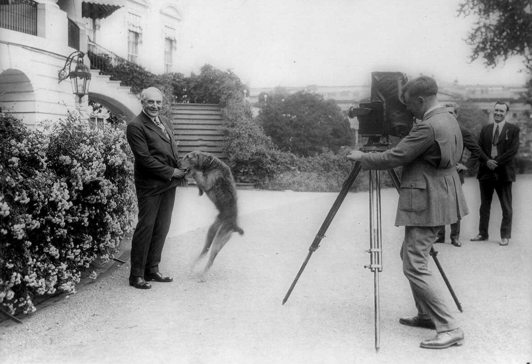 Chú chó Laddie Boy, thú cưng của Tổng thống Mỹ Warren G. Harding chụp ảnh cùng chủ phía trước Nhà Trắng năm 1922.