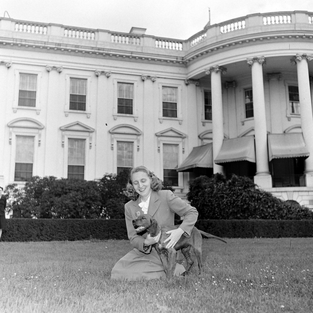 Con gái của Tổng thống Harry Truman chụp ảnh cùng chú chó Mike bên ngoài Nhà Trắng.