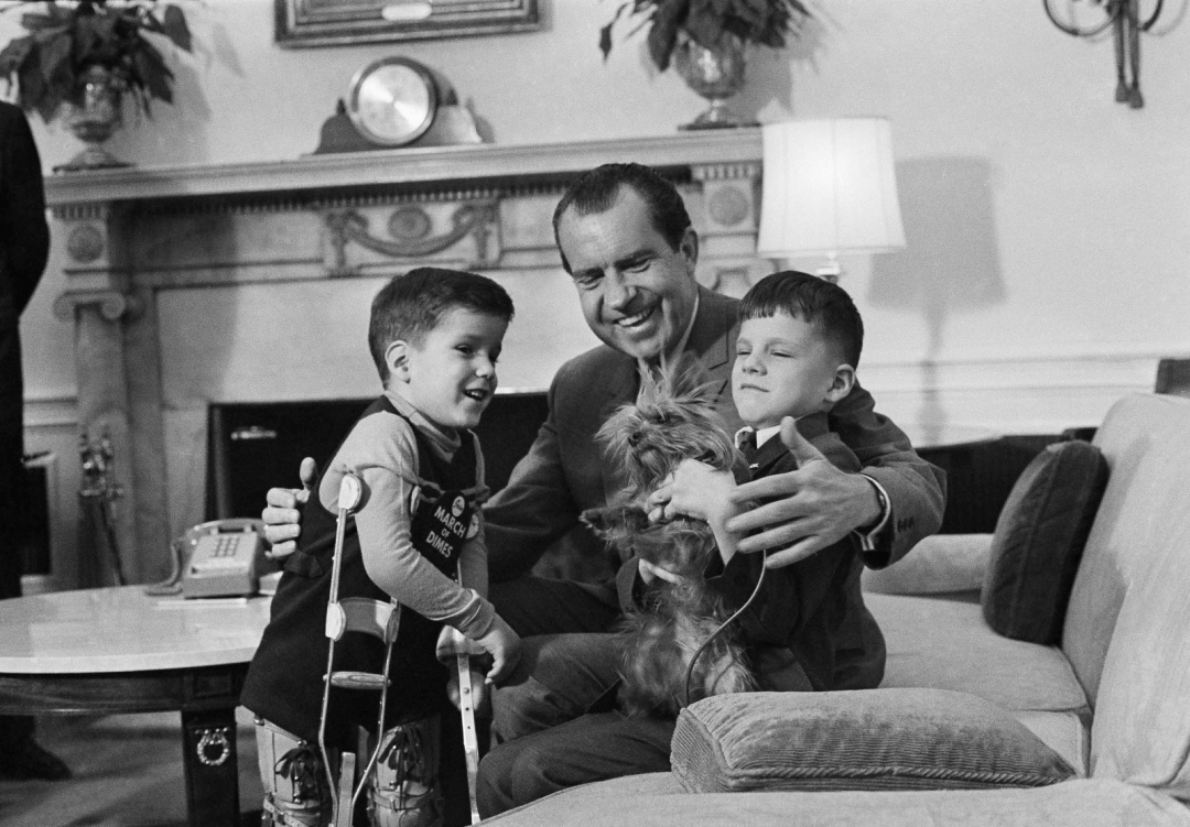 Hai cậu bé được thăm Nhà Trắng chơi đùa với chú chó Pasha, thú cưng của Tổng thống Mỹ Richard Nixon.
