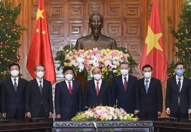 Thủ tướng Nguyễn Xuân Phúc và đồng chí Triệu Khắc Chí, Ủy viên Quốc vụ, Bộ trưởng Công an Trung Quốc. Ảnh: VGP.