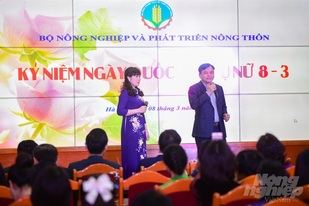 Thứ trưởng Nguyễn Hoàng Hiệp song ca cùng nữ cán bộ Bộ NN-PTNT chúc mừng ngày 8/3. Ảnh: Tùng Đinh.
