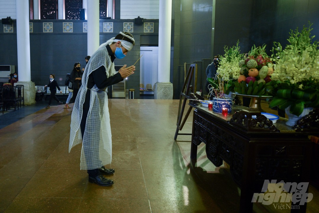 Con trai nhà văn Nguyễn Huy Thiệp dâng hương trước linh cữu cha, mở đầu lễ viếng.
