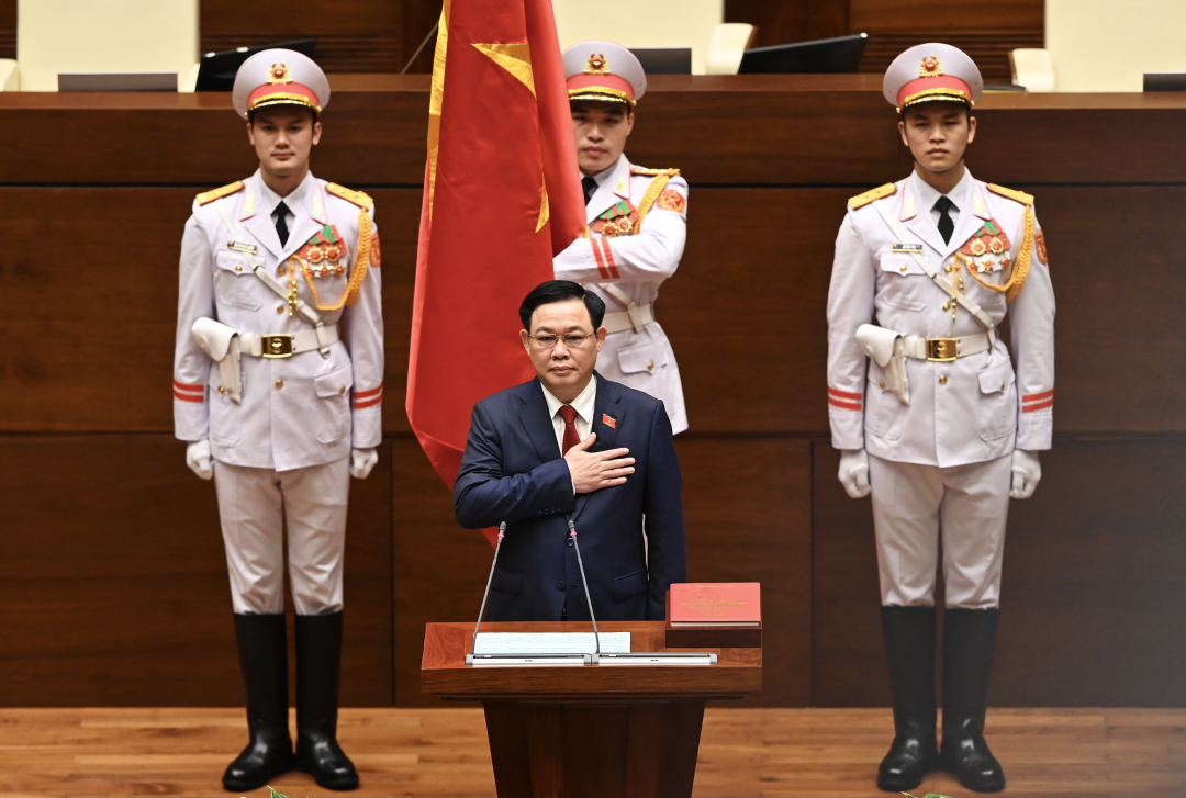 Theo đó, ông Vương Đình Huệ được bầu giữ chức Chủ tịch Quốc hội nước Cộng hòa xã hội chủ nghĩa Việt Nam, Chủ tịch Hội đồng bầu cử quốc gia.