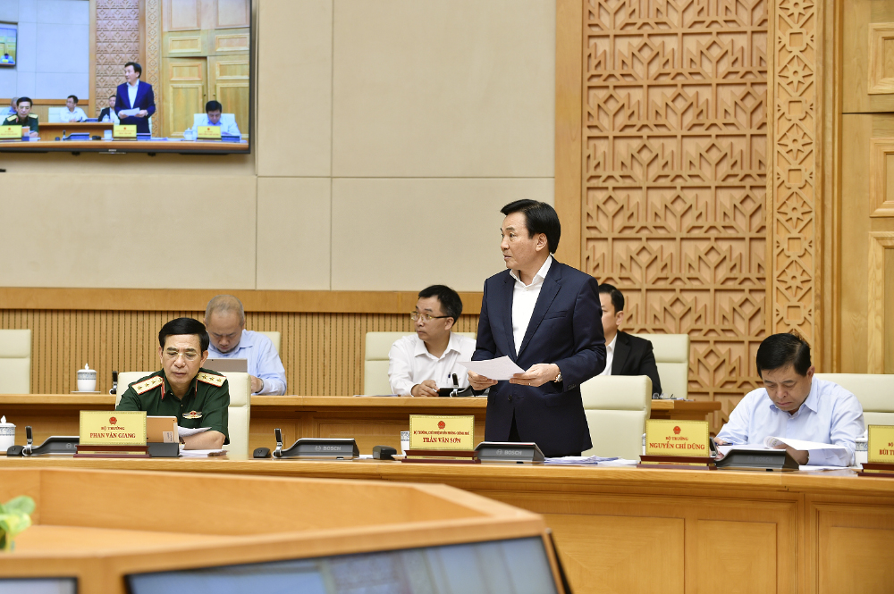 Bộ trưởng Chủ nhiệm Văn phòng Chính phủ Trần Văn Sơn báo cáo một số nội dung tổng hợp trình Chính phủ.