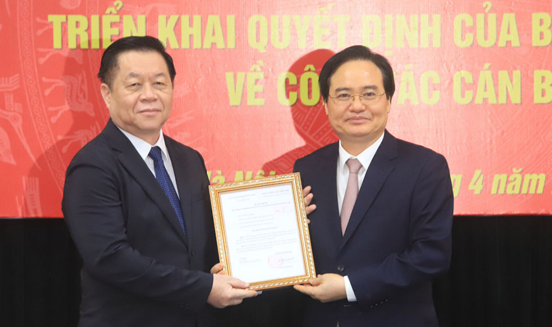 Trưởng Ban Tuyên giáo Trung ương Nguyễn Trọng Nghĩa (trái) trao quyết định của Bộ Chính trị cho ông Phùng Xuân Nhạ. Ảnh: VnExpress.