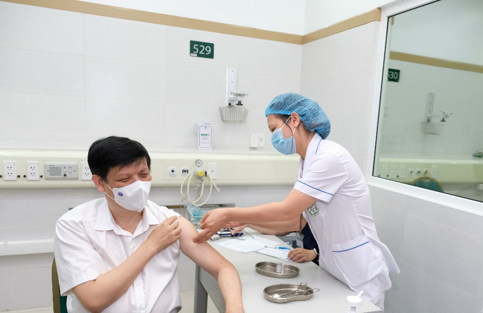 Bộ trưởng Y tế Nguyễn Thanh Long tiêm chủng vacxin phòng Covid-19 sáng 6/5. Ảnh: SKĐS.