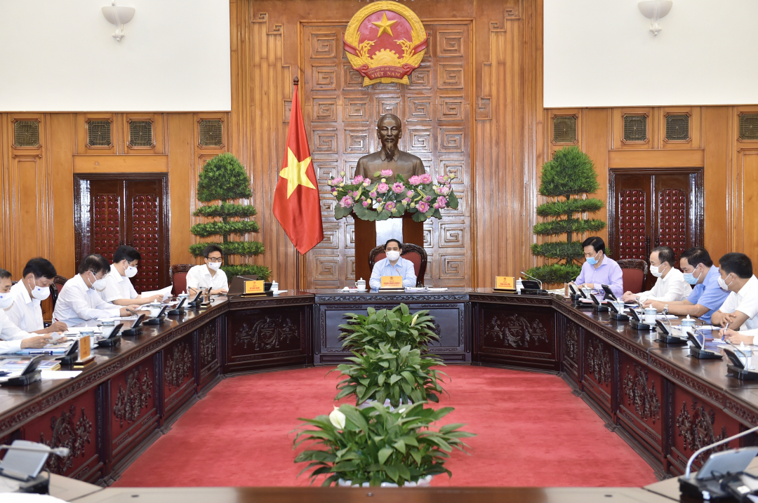 Thủ tướng Phạm Minh Chính làm việc với Bộ Y tế để quyết định những vấn đề cấp bách nhằm phòng, chống dịch hiệu quả hơn. Ảnh: VGP.
