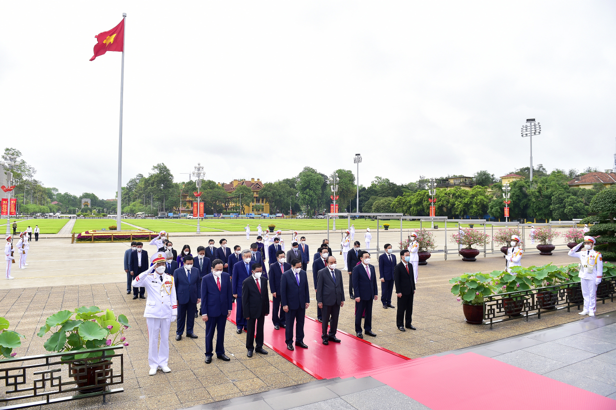 Lãnh đạo Đảng, Nhà nước vào Lăng viếng Chủ tịch Hồ Chí Minh. Ảnh: VGP.