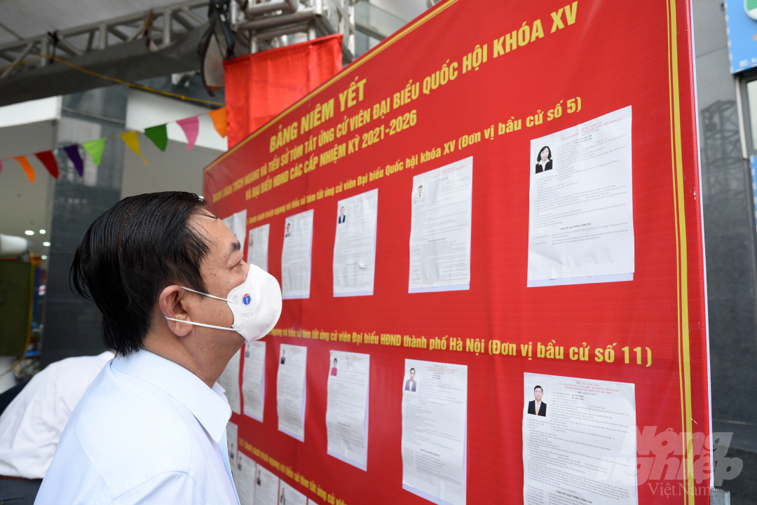 Bộ trưởng Lê Minh Hoan tìm hiểu về các thông tin ứng cử viên trước khi thời điểm bỏ phiếu chính thức bắt đầu.
