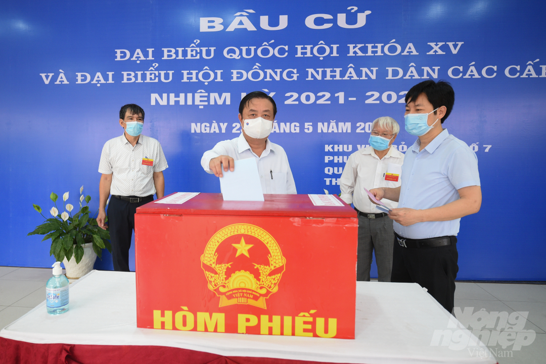 Bộ trưởng NN-PTNT Lê Minh Hoan bỏ các lá phiếu bầu cử Đại biểu Quốc hội khóa XV và Đại biểu Hội đồng nhân dân các cấp nhiệm kỳ 2021-2026.