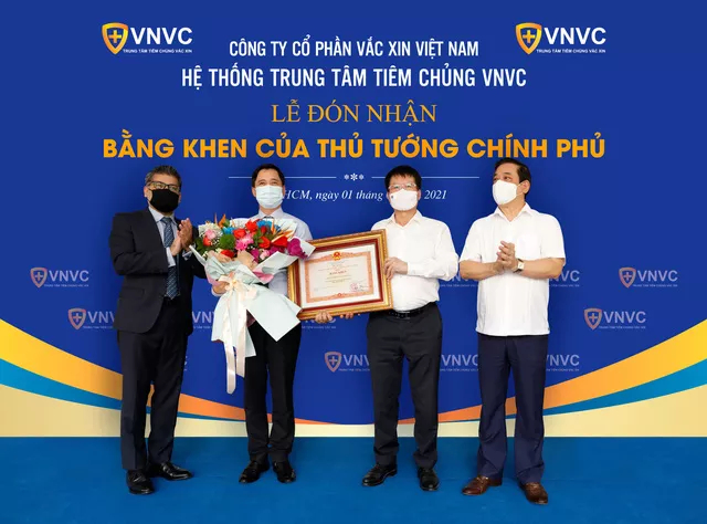 Thứ trưởng Trương Quốc Cường trao Bằng khen của Thủ tướng cho đại diện VNVC.