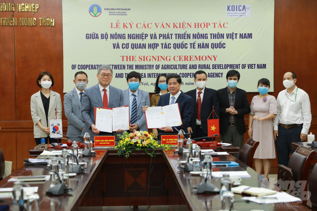 Thứ trưởng Lê Quốc Doanh và ông Cho Han Deog ký các văn kiện hợp tác nông nghiệp Việt Nam - Hàn Quốc sáng 17/6. Ảnh: Đức Sinh.