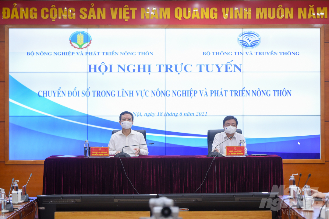 Hội nghị trực tuyến 'Chuyển đổi số trong nông nghiệp và phát triển nông thôn' do Bộ trưởng NN-PTNT Lê Minh Hoan và Bộ trưởng TT-TT Nguyễn Mạnh Hùng đồng chủ trì. Ảnh: Tùng Đinh.