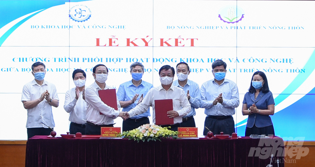 The signing ceremony for a Joint program on scientific and technological works between MARD and MOST. Photo: Tung Dinh. 