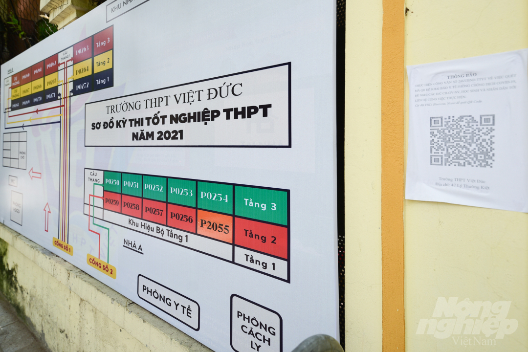 Tại điểm thi ở trường THPT Việt Đức (Hà Nội), các công tác chuẩn bị cho kỳ thi đã được hoàn tất từ sớm. Ngoài việc đảm bảo an ninh cho kỳ thi, các công tác vệ sinh phòng chống dịch Covid-19 cũng được thực hiện nghiêm ngặt.